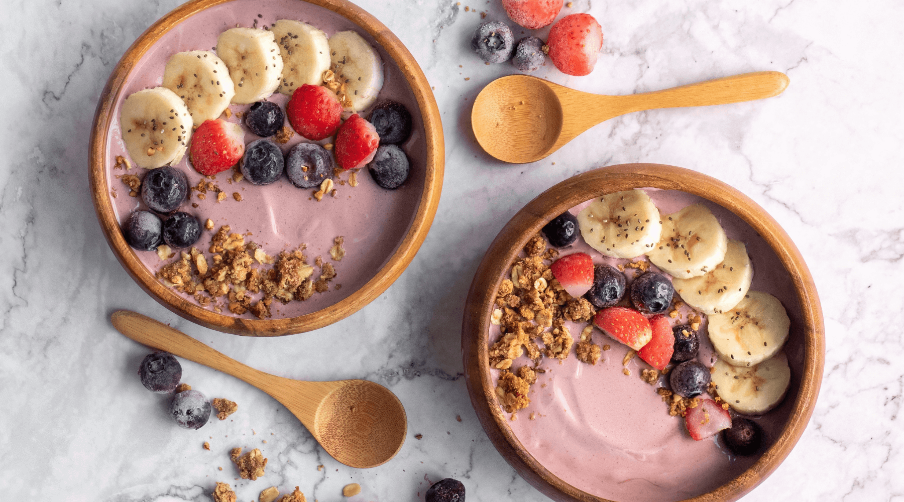 Refreshing Smoothie Bowl with Berries, Banana & Granola